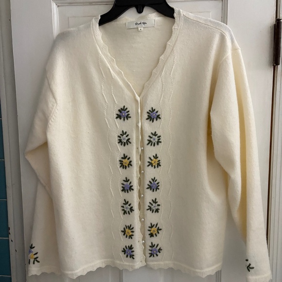 Simple Retro Ecru Embroidered Flowers Sweater, Size M - Picture 1 of 7